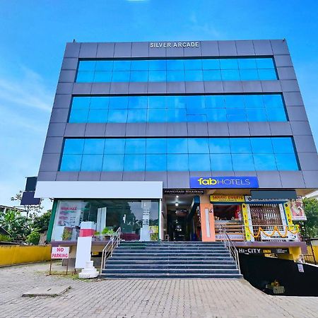 Fabhotel Penthouse - A K Dev Road Ґувахаті Екстер'єр фото