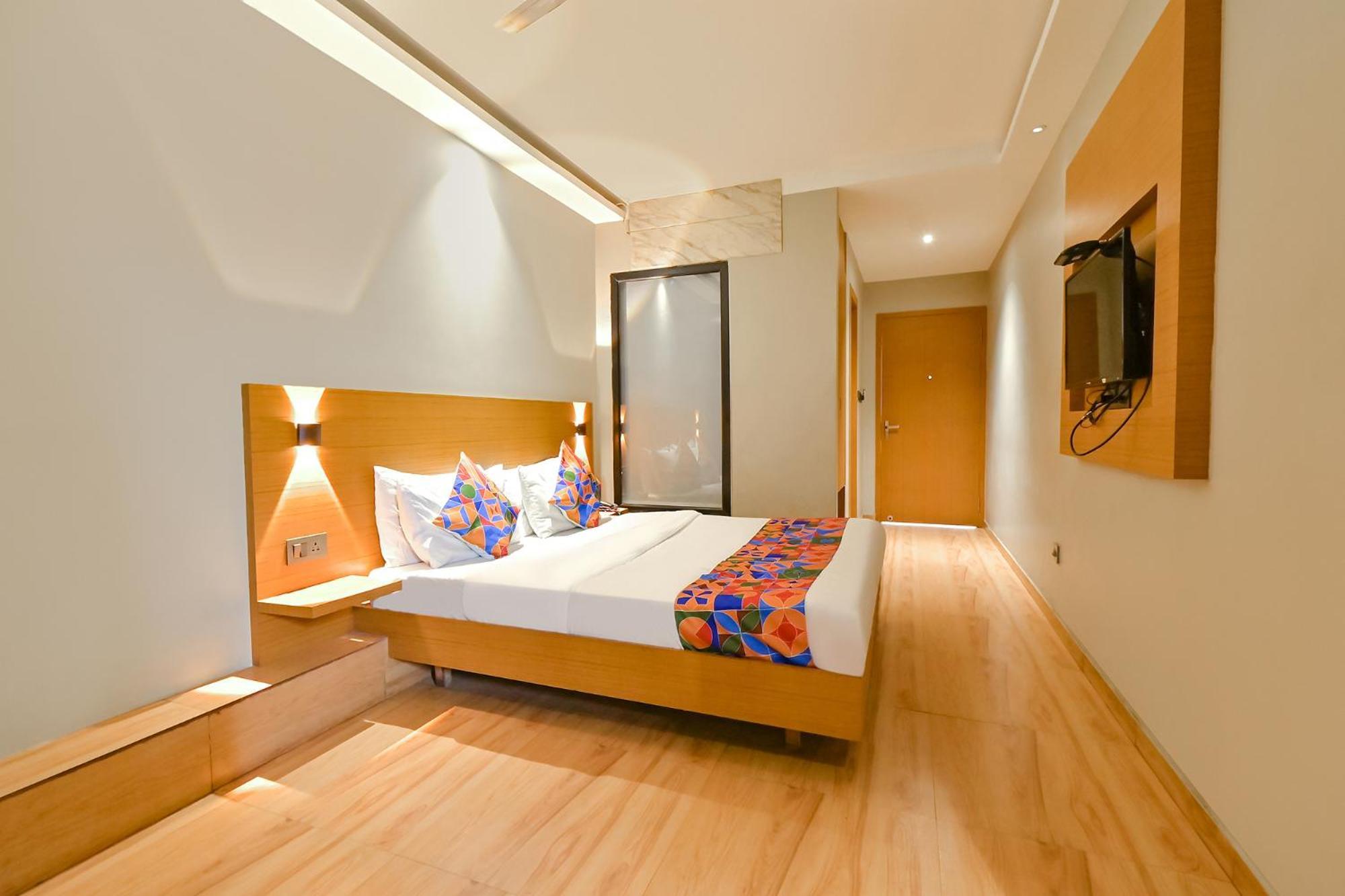 Fabhotel Penthouse - A K Dev Road Ґувахаті Екстер'єр фото