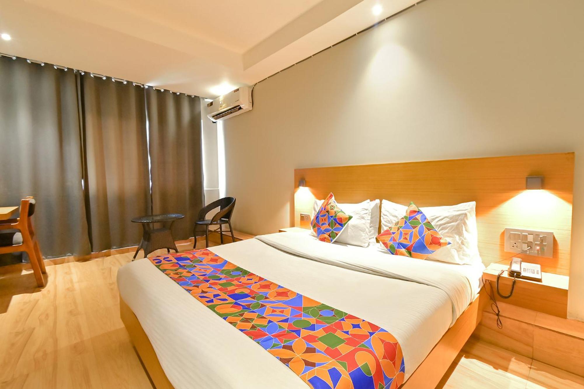 Fabhotel Penthouse - A K Dev Road Ґувахаті Екстер'єр фото